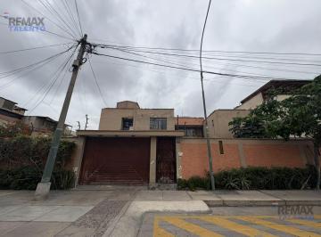 Casa · 295m² · 7 Dormitorios · 4 Estacionamientos · Casa en San Borja en Excelente Ubicación
