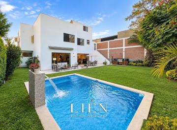Casa · 474m² · 5 Dormitorios · 4 Estacionamientos · Estilo Moderno y de Grandes Dimensiones | Piscina Jardin | 4 Estacionamientos