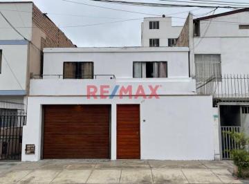Casa de 5 habitaciones,  · Alquiler de Casa de 3 Pisos con 5 Dorm. y Terraza en Pueblo Libre