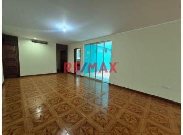Departamento de 4 habitaciones, Lima · ¡Amplio Departamento en 1er Piso con Cochera! a Pasos del Parque Loma Amarilla – Surco