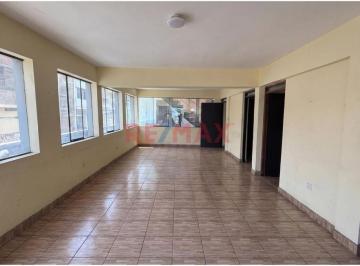 Casa de 5 habitaciones, Lima · Propiedad en Esquina – Uso Residencial o Comercial