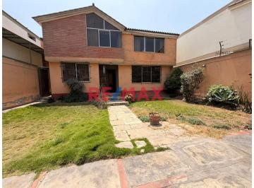 Terreno / Lote · 600m² · Venta de Terreno Frente a Parque en La Molina