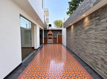 Casa · 251m² · 3 Dormitorios · 2 Estacionamientos · Cerca Al Parque La Pera y El Malecón en Urb. Orrantia