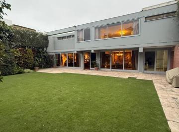 Casa · 818m² · 5 Dormitorios · 3 Estacionamientos · Casa Como Terreno en Venta en San Isidro con Salida a Parque Privado