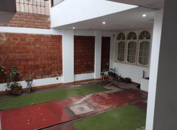 Casa · 300m² · 8 Dormitorios · 1 Estacionamiento · Amplia Casa en Venta con 2 Departamentos Independientes – Chorrillos