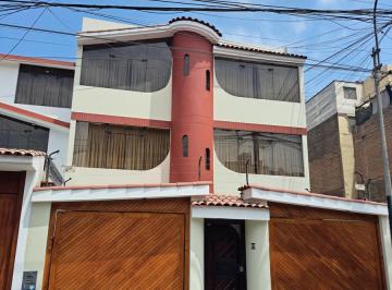 Casa · 200m² · 4 Dormitorios · 2 Estacionamientos · Casa en Alquiler Surco