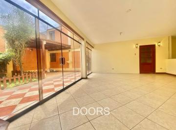 Casa · 424m² · 4 Dormitorios · 4 Estacionamientos · Casa en Alquiler en La Urb. Mariscal Castilla, San Borja