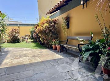 Casa · 331m² · 4 Dormitorios · 2 Estacionamientos · Acogedora Casa en Venta Frente a Parque con Jardin y Zona de Bbq Surco