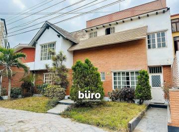 Casa de 4 habitaciones, Lima · Casa Como Terreno en Venta Doble Frente 300 m² Vista a Parque en El Polo Surco