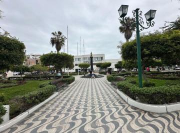Local comercial , · Alquiler en El 2do Piso Al Frente de La Plaza de Mollendo