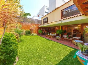 Casa · 547m² · 4 Dormitorios · 4 Estacionamientos · Amplia Casa con Jardin en La Aurora, Miraflores