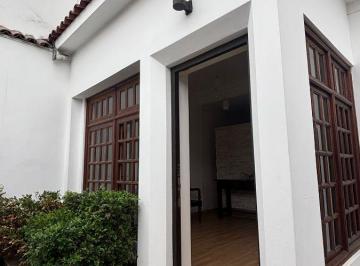 Casa de 5 habitaciones,  · Linda Casa Estilo Colonial, Remodelada Super Bien Mantenida.