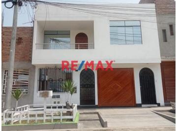 Casa de 6 habitaciones, Lima · Venta de Casa de 2 Pisos + Azotea de 114 m² en Carabayllo