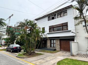 Casa · 582m² · 4 Dormitorios · 2 Estacionamientos · Casa en Venta Esquina Magdalena Limite San Isidro
