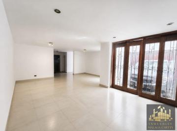 Casa · 245m² · 8 Dormitorios · 2 Estacionamientos · Casa en Barranco Venta - Alquiler