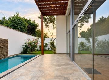 Casa · 442m² · 4 Dormitorios · 6 Estacionamientos · Hermosa Casa con Piscina Rinconada La Molina