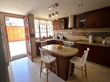 Casa · 268m² · 5 Dormitorios · 2 Estacionamientos · Vendo Casa Remodelada Listo Para Vivir en Parque Loma Amarilla