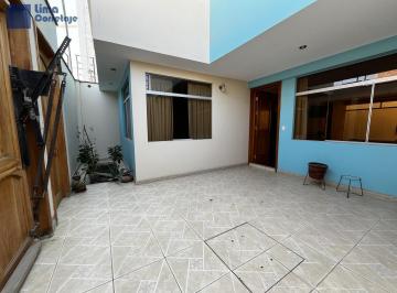 Casa · 207m² · 5 Dormitorios · Casa de 3 Pisos en Condominio con Piscina