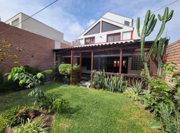 Casa · 92m² · 4 Dormitorios · Se Vende Casa en Surco de 3 Pisos 207 m² Urb Los Alamos