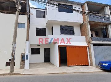 Casa · 220m² · 6 Dormitorios · 1 Estacionamiento · Se Vende Casa de 3 Pisos en Villa El Salvador - 140 m²