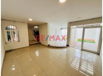 Casa de 8 habitaciones, Lima · ¡Gran Oportunidad en Surco! Venta de 2 Casas a Precio de Terreno