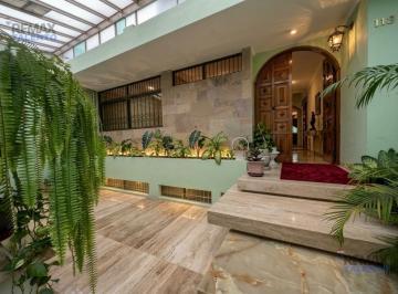 Casa · 424m² · 6 Dormitorios · 4 Estacionamientos · Venta de Casa con Piscina, Sauna y Amplio Estacionamiento en San Borja