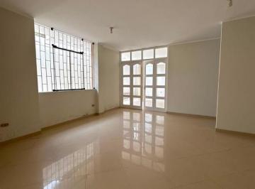 Casa · 240m² · 6 Dormitorios · En Venta Casa en Esquina con 6 Habitaciones Cerca de Usat / Hospital Regional / Mall Aventura