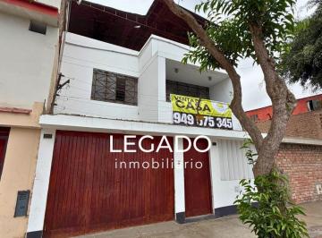 Casa · 240m² · 5 Dormitorios · 1 Estacionamiento · Casa en Chorrillos