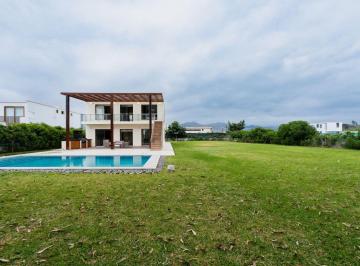 Casa de campo de 4 habitaciones, Cañete · Casa de Campo de 2 Pisos con Gran Piscina – Praderas del Sur