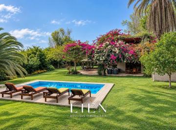 Casa de campo · 200m² · 3 Dormitorios · 5 Estacionamientos · Casa de Campo Estilo Nuevo México | Piscina | Jardines Consolidados | Terrazas | Chimenea