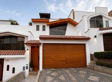 Casa · 211m² · 5 Dormitorios · 2 Estacionamientos · Casa a La Venta en La Molina