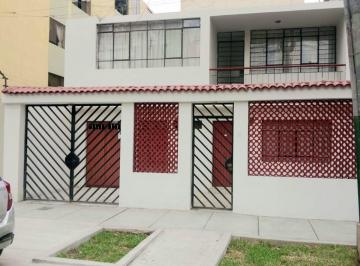 Casa de 4 habitaciones, Lima · ¡Amplia Casa de 2 Pisos en Venta Frente a Parque – Av El Sol!