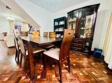 Casa · 188m² · 6 Dormitorios · 1 Estacionamiento · Venta de Casa en San Juan de Miraflores Frente a Parque, 6 Dorm., Excelente Estado