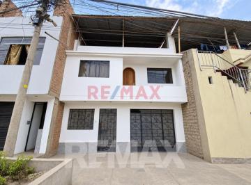 Casa · 275m² · 5 Dormitorios · 1 Estacionamiento · Venta de Casa de 3 Pisos 150 m² en San Juan de Miraflores