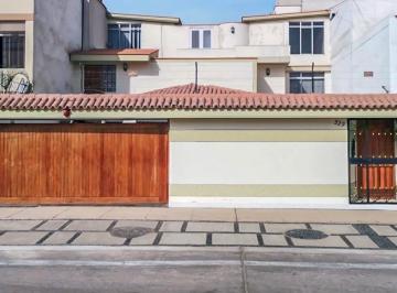 Casa de 5 habitaciones, Lima · Propietario Vende. Casa Frente a Parque