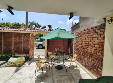 Casa de 8 habitaciones, Callao · Venta Casa de 3 Pisos Frente Al Parque - Calle Jacarandas - Bellavista