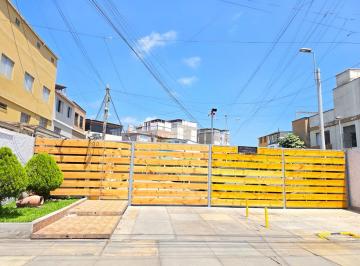 Casa · 165m² · 5 Dormitorios · ¡Oportunidad de Inversión en Chorrillos! Casa de 3 Pisos por Solo Us$100,000