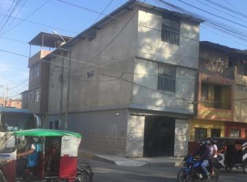 Casa · 221m² · 5 Dormitorios · 1 Estacionamiento · Vendo Casa en Esquina Frente a Parque en Av Grau 2, Castilla, Piura