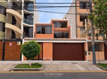 Casa de 5 habitaciones, Lima · Venta de Casa a Pasos de Plaza San Miguel | Amplitud, Versatilidad y Excelente Ubicación