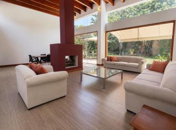 Casa · 236m² · 2 Dormitorios · 3 Estacionamientos · Venta de Casa con Amplio Jardín y Potencial de Ampliación en Condominio – La Molina