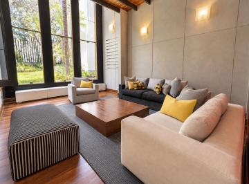 Casa · 372m² · 3 Dormitorios · 4 Estacionamientos · Venta de Casa con Amplio Jardín y Potencial de Ampliación en Condominio – La Molina