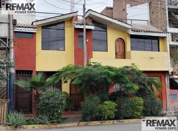 Casa · 200m² · 1 Estacionamiento · Venta de Casa de 3 Pisos en Umamarca San Juan de Miraflores