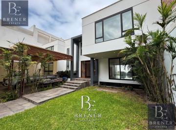 Casa · 750m² · 4 Dormitorios · 6 Estacionamientos · Residencia Contemporánea con Jardín y Piscina