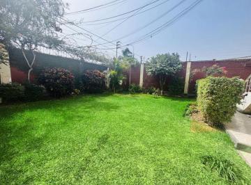 Casa de 4 habitaciones, Lima · Se Vende Amplia Casa con Lindo Jardin