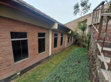 dormitorios rodeados de jardin · Oportunidad Venta de Casa en Casuarinas Sur Santiago de Surco