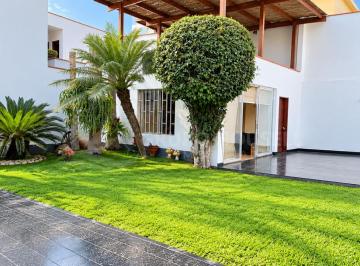 Casa de 3 habitaciones, Lima · Venta de Casa con Jardin y 2 Frentes – Miraflores