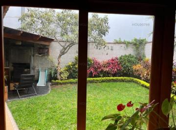 Casa · 340m² · 4 Dormitorios · 2 Estacionamientos · Vendo Linda Casa en Calle Pedro Venturo N 2, Urb. Aurora, Miraflores.