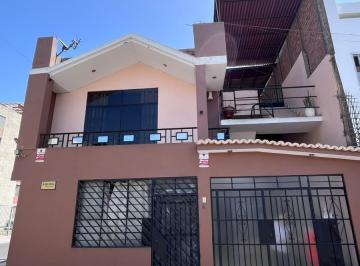 Casa · 300m² · 7 Dormitorios · 1 Estacionamiento · Venta de Casa 200 m² en Esquina en Zona Muy Comercial - Comas