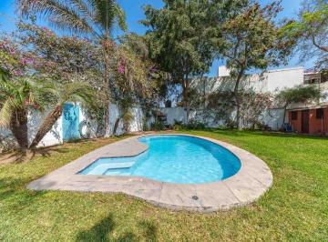 Casa · 332m² · 5 Dormitorios · 5 Estacionamientos · Venta de Casa con Piscina Frente a Parque en Camacho, La Molina