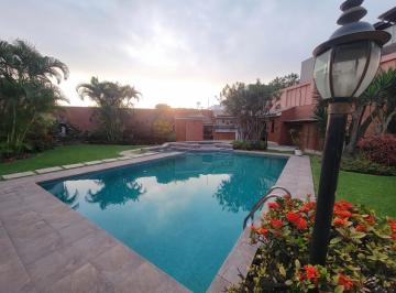 Casa · 950m² · 5 Dormitorios · 5 Estacionamientos · Casa con Piscina en La Molina